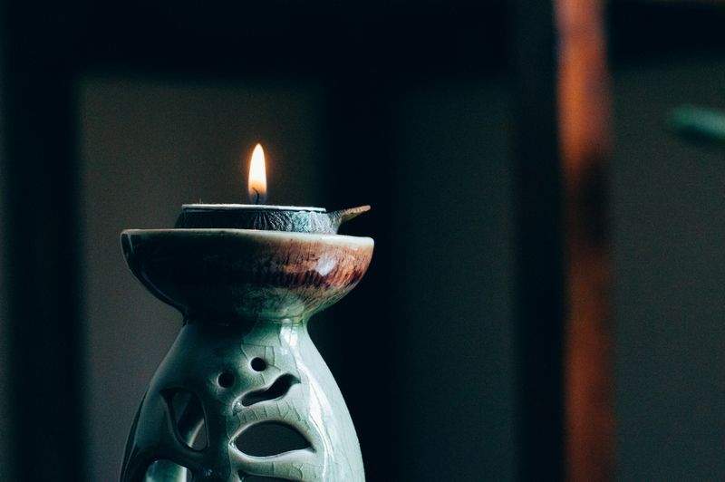 冬の終わりにおすすめしたい、心身をゆるめる夜のヨガ
